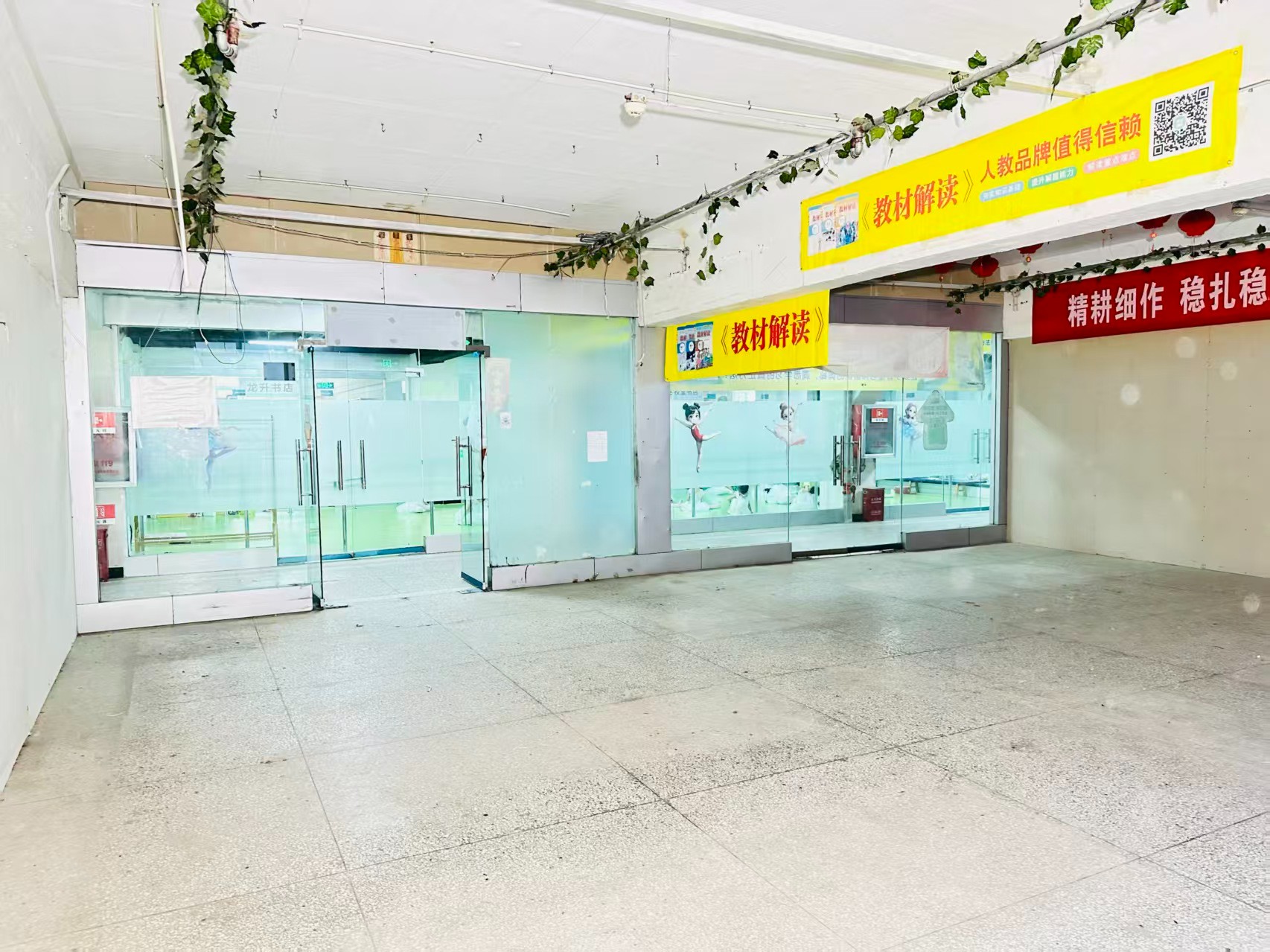 定鼎路辅路提供写字楼、商铺、展示空间、直播间等多种面积选择，满足企业办公、研发、展示、运营等多元需求。
