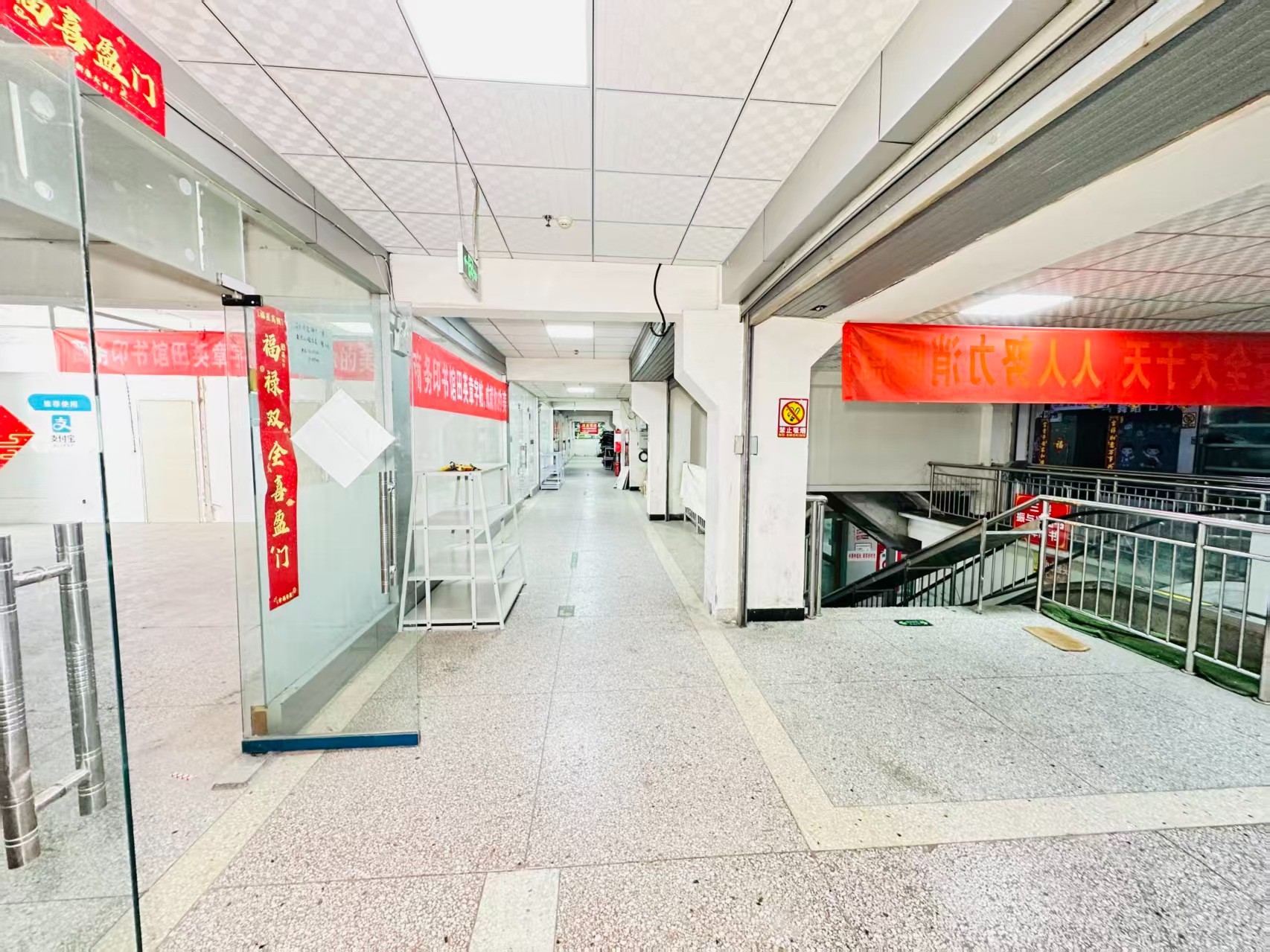 定鼎路辅路引入人工智能技术应用场景，推动AI与商业、零售、电商、企业服务等领域融合发展。