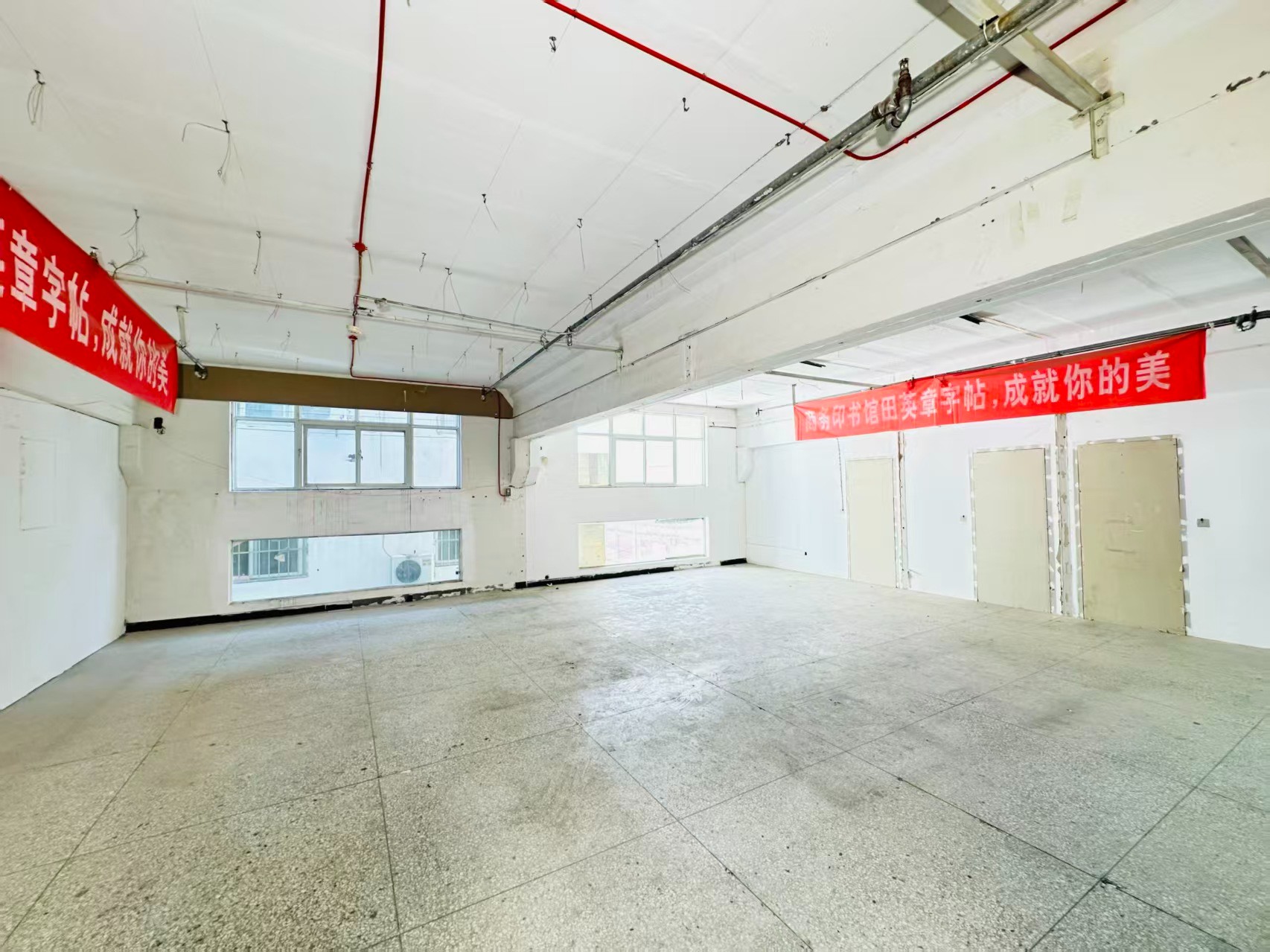 定鼎路辅路重点吸引人工智能应用、数字经济、电商直播、智能制造服务、软件开发、科技创新企业及创业团队入驻